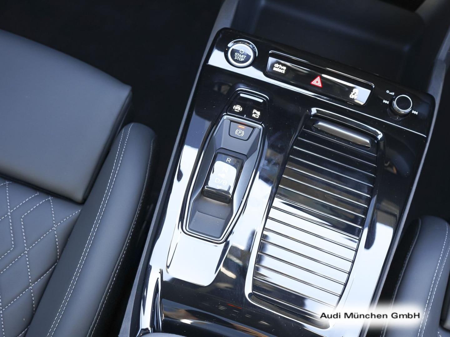 Bild über Audi Q6 SUV e-tron e-tron performance 225 kW - für weitere Informationen kontaktieren Sie den Audi Partner