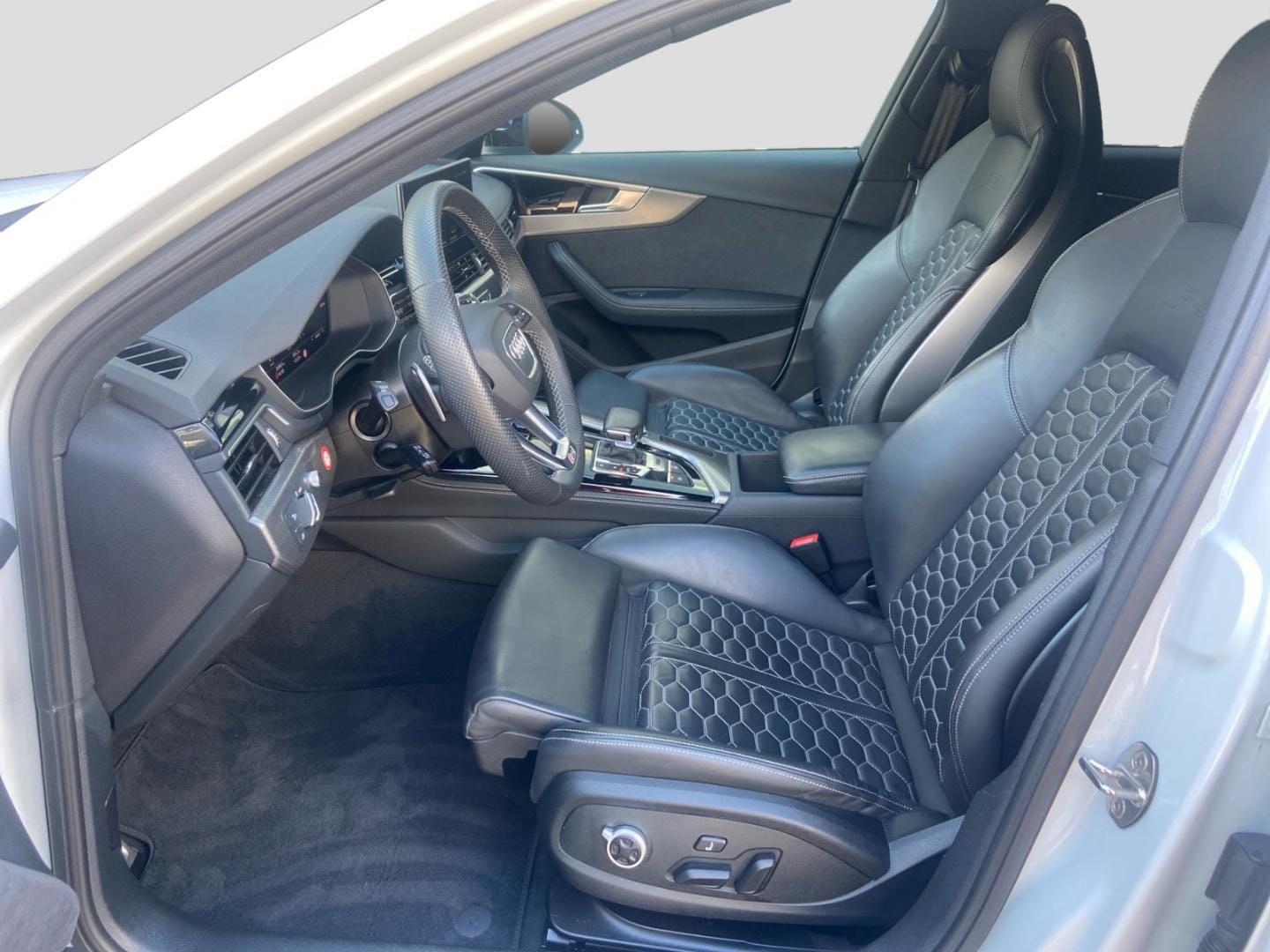 Bild über Audi RS 4 Avant TFSI quattro tiptronic - für weitere Informationen kontaktieren Sie den Audi Partner