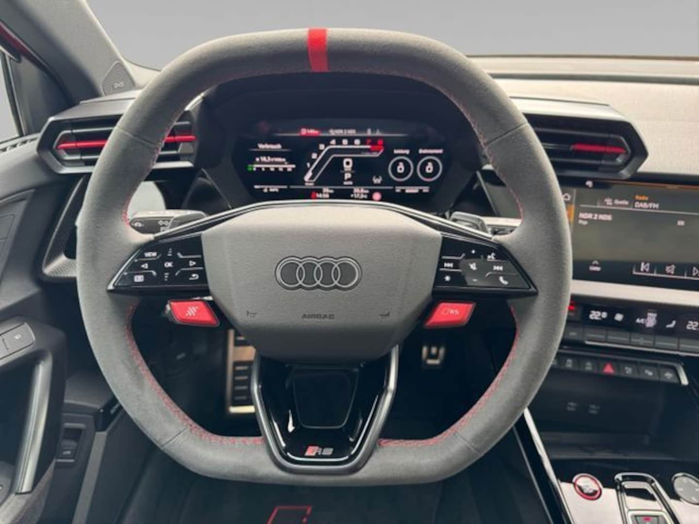 Bild über Audi RS 3 Limousine TFSI quattro S tronic - für weitere Informationen kontaktieren Sie den Audi Partner