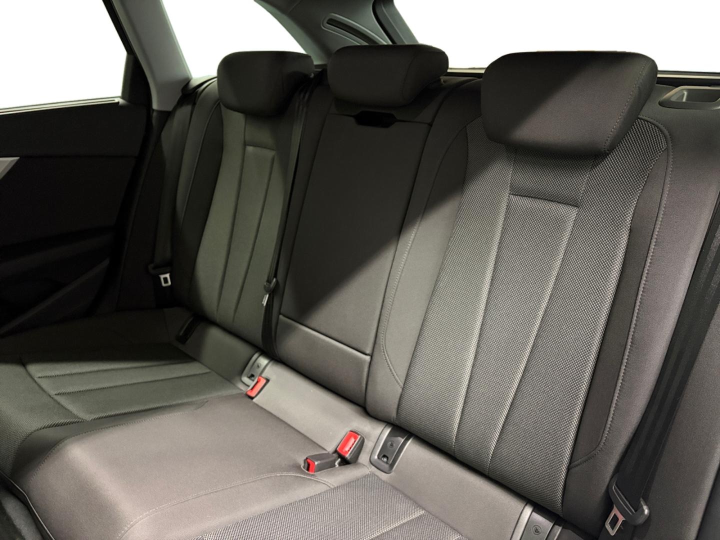 Bild über Audi A4 Avant S line 45 TFSI quattro S tronic - für weitere Informationen kontaktieren Sie den Audi Partner