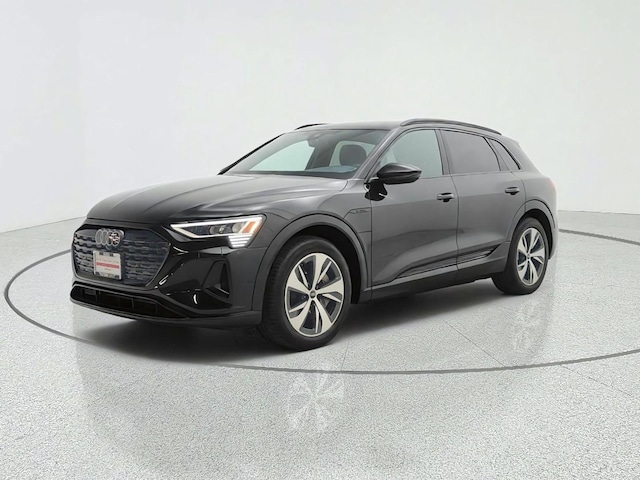 Photo of 2024 Audi Q8 e-tron 