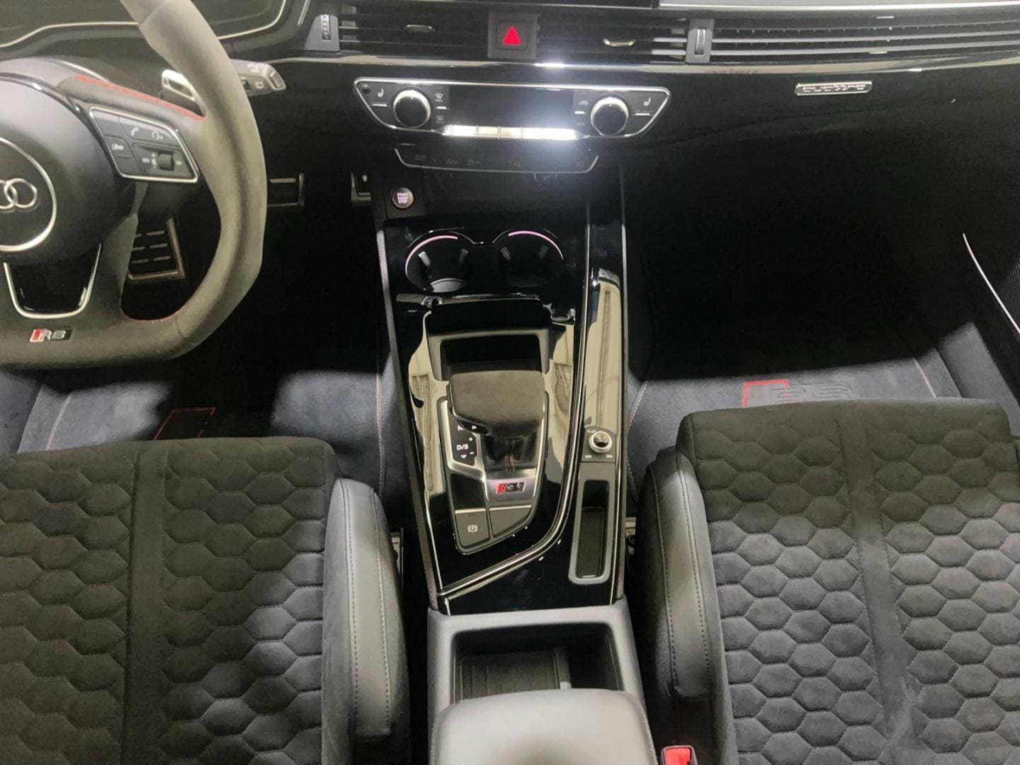 Bild über Audi RS 4 Avant TFSI quattro tiptronic - für weitere Informationen kontaktieren Sie den Audi Partner