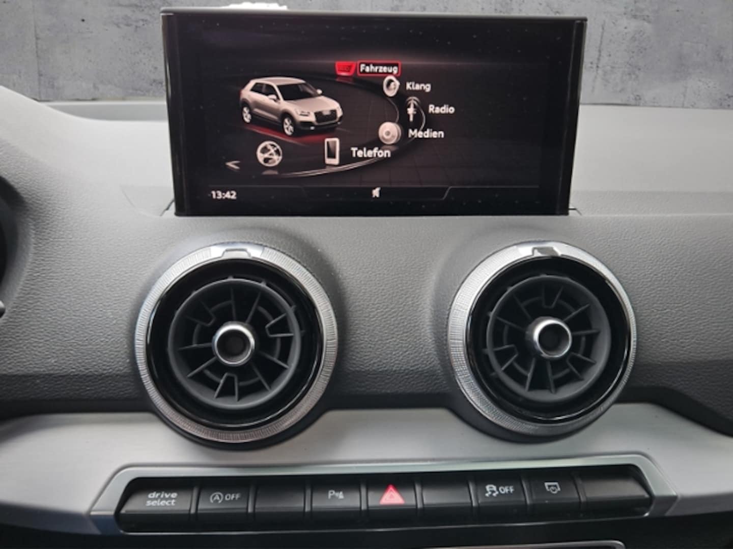 Bild über Audi Q2 S line 40 TFSI quattro S tronic - für weitere Informationen kontaktieren Sie den Audi Partner