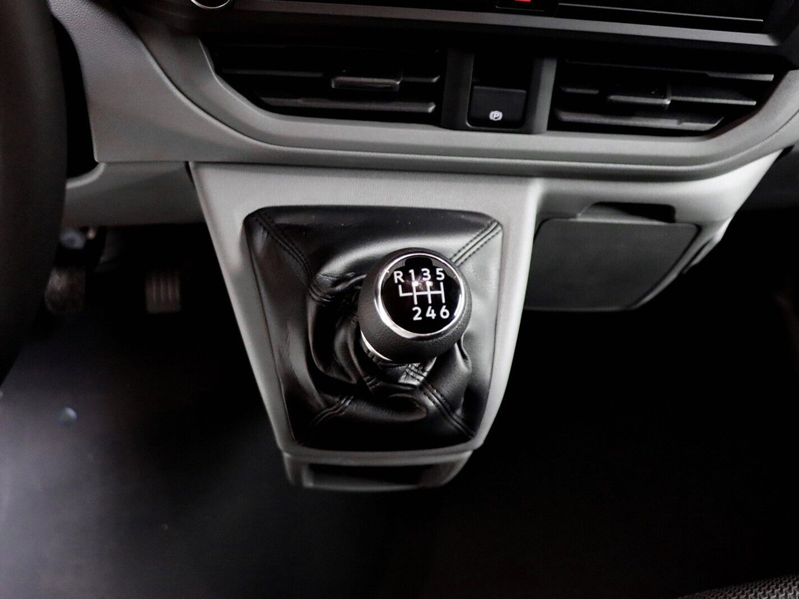 Volkswagen Transporter Kasten kurzer Radstand – Bild 10