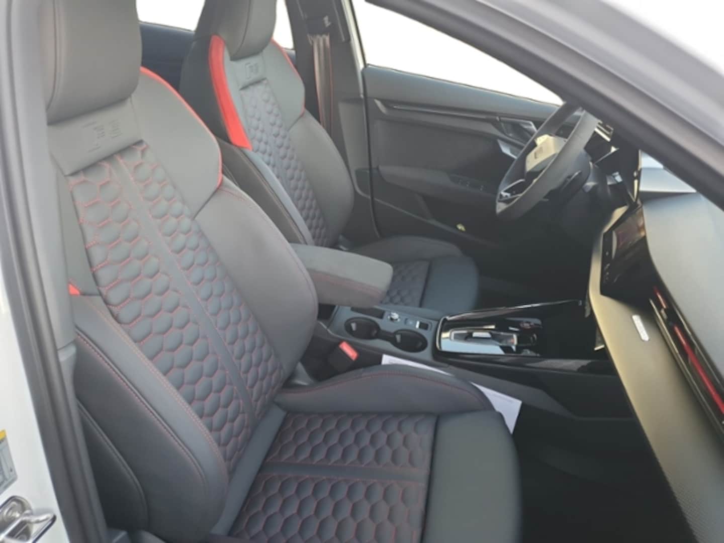 Bild über Audi RS 3 Limousine TFSI quattro S tronic - für weitere Informationen kontaktieren Sie den Audi Partner