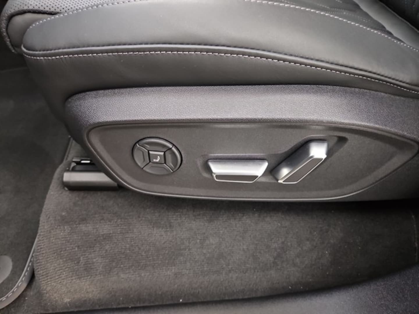 Bild über Audi Q7 SUV TDI quattro 220 kW tiptronic - für weitere Informationen kontaktieren Sie den Audi Partner