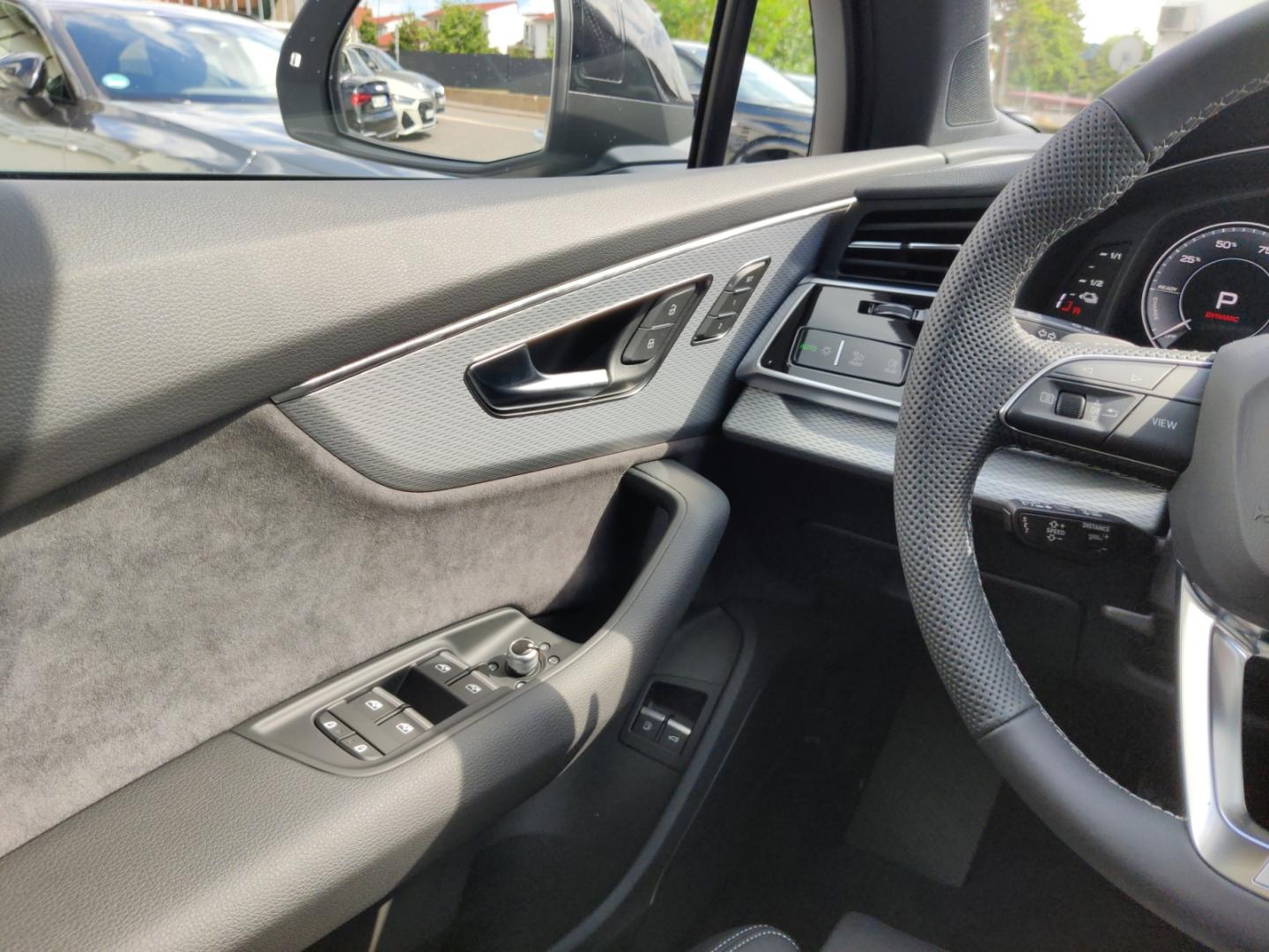 Image about Audi Q7 SUV TFSI e S line 60 TFSI e quattro tiptronic