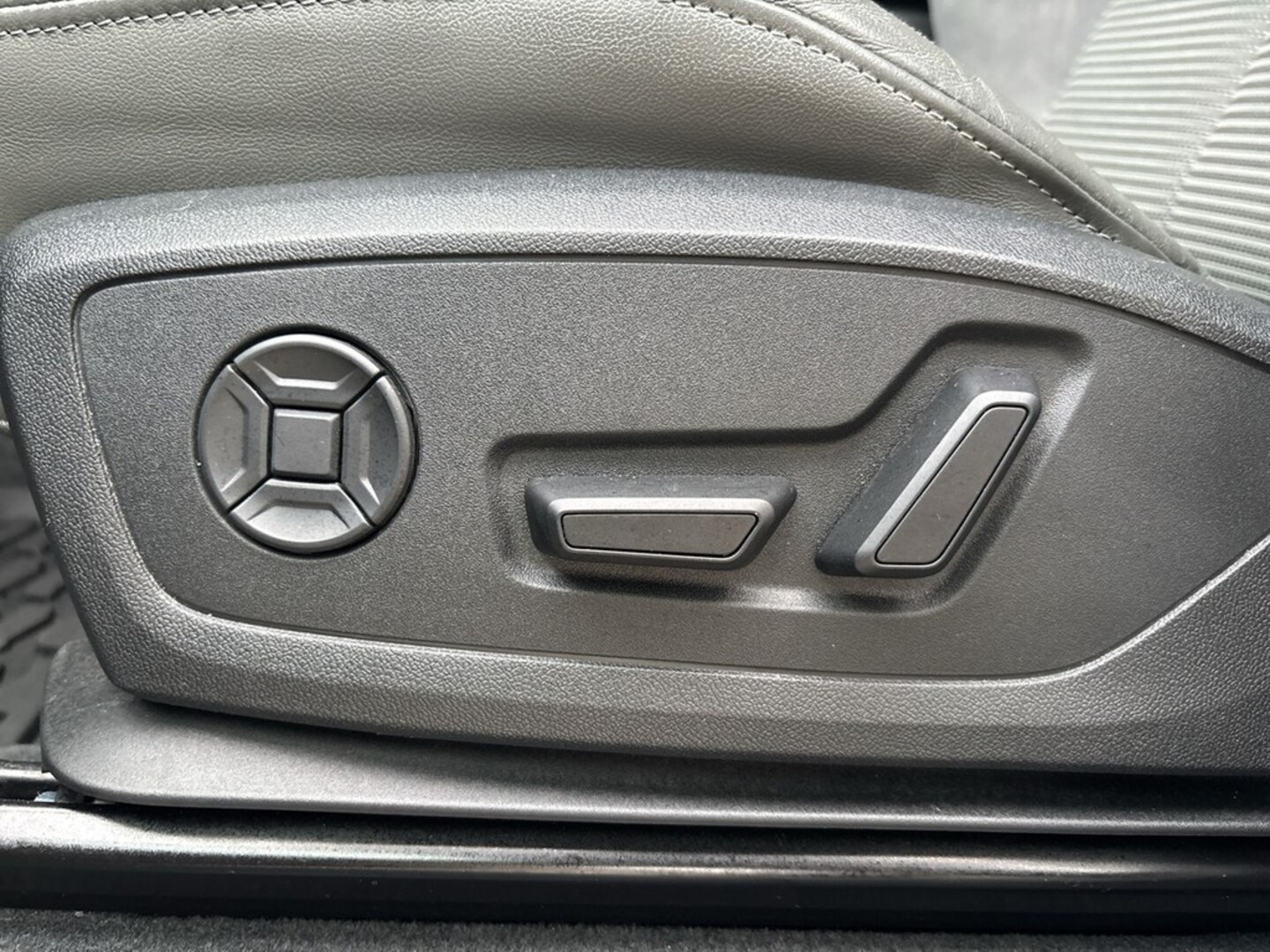 Bild über Audi Q3 S line 40 TFSI quattro S tronic - für weitere Informationen kontaktieren Sie den Audi Partner