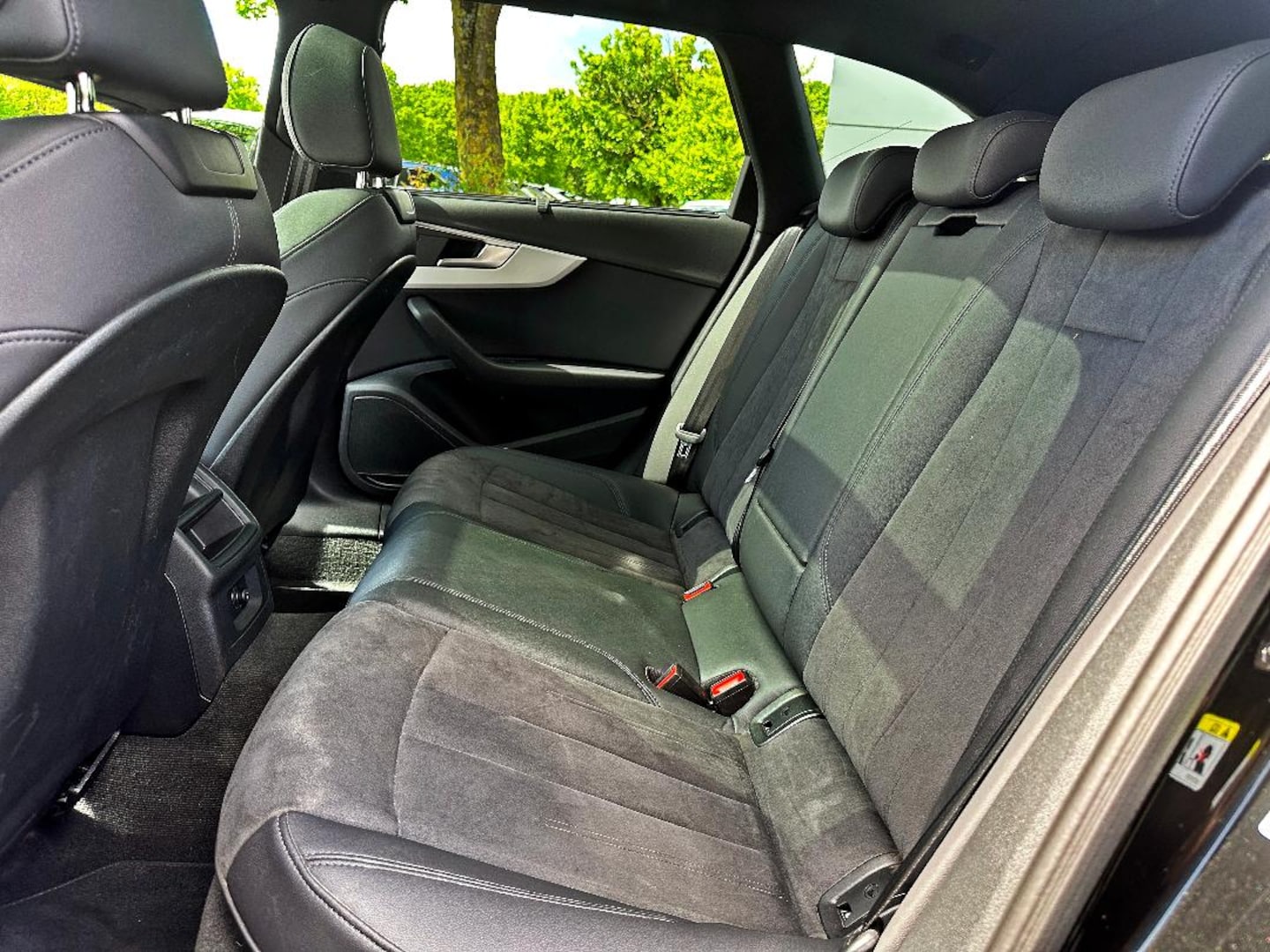 Bild über Audi A4 Avant S line 45 TFSI quattro S tronic - für weitere Informationen kontaktieren Sie den Audi Partner