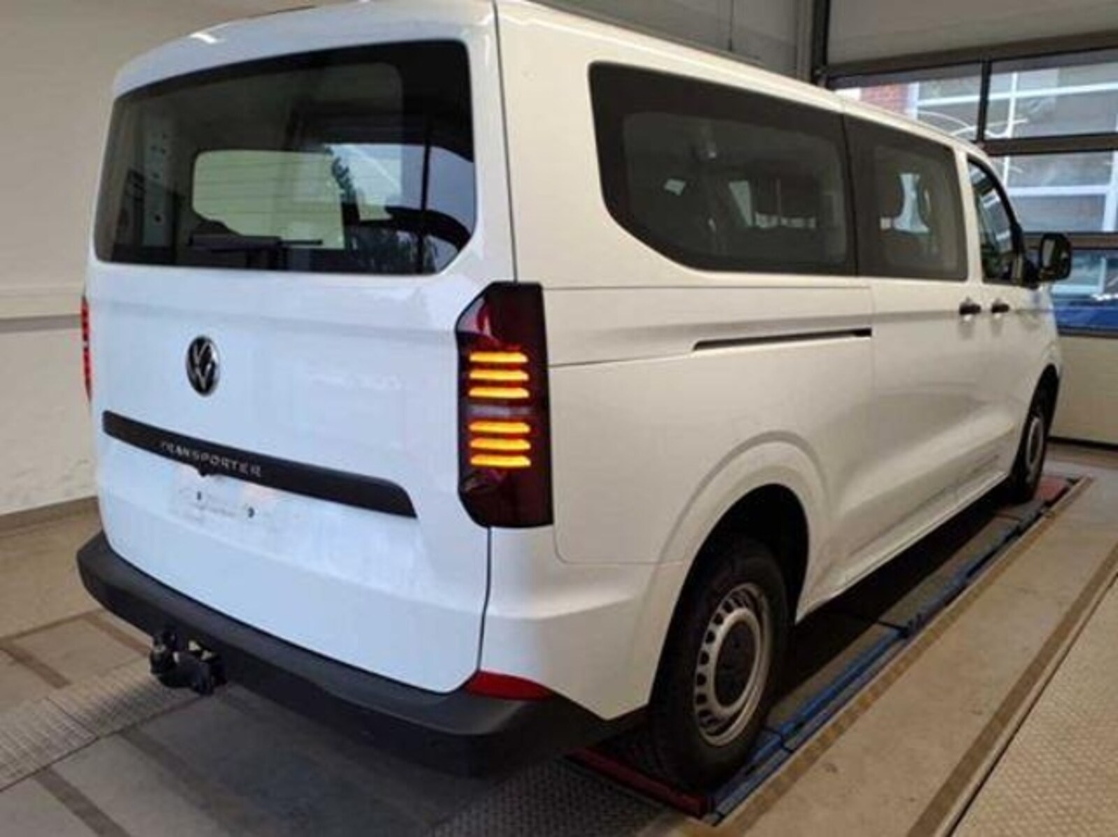 Volkswagen Transporter Kombi langer Radstand – Bild 4