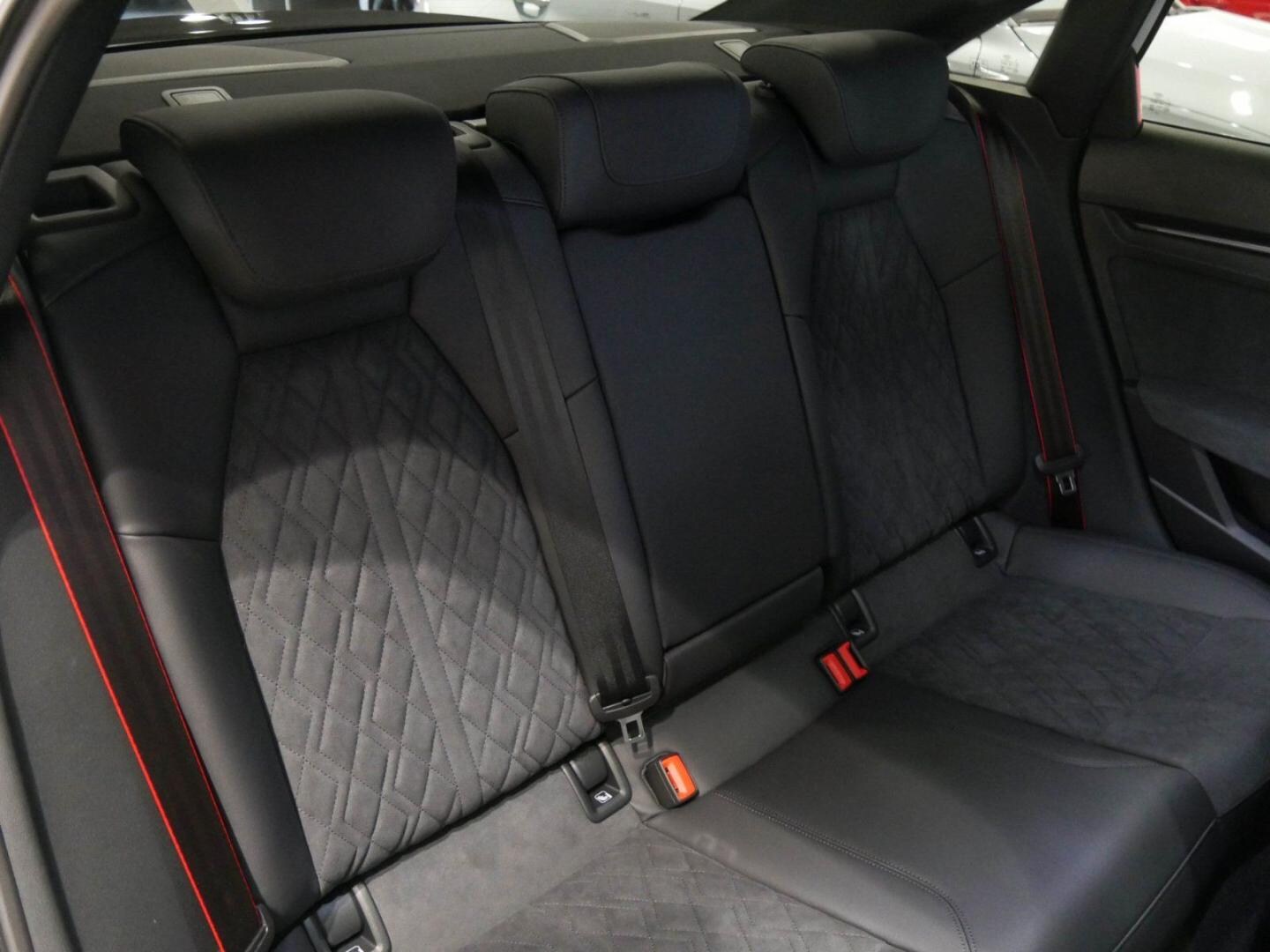 Bild über Audi RS 3 Limousine TFSI quattro 294 kW S tronic - für weitere Informationen kontaktieren Sie den Audi Partner