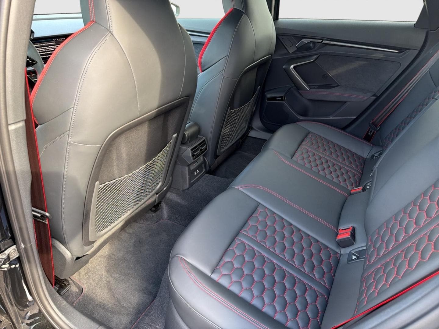 Bild über Audi RS 3 Sportback TFSI quattro S tronic - für weitere Informationen kontaktieren Sie den Audi Partner