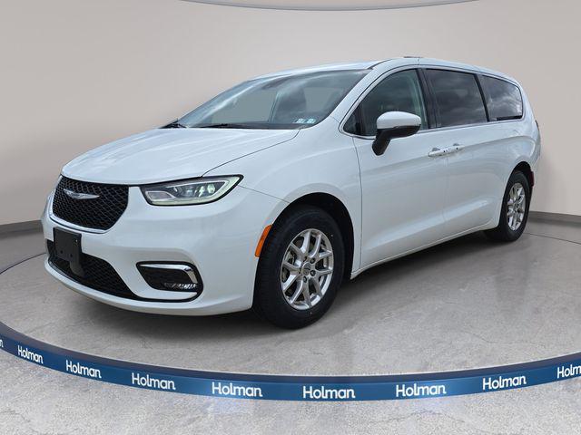 2023 Chrysler Pacifica Touring L's photo