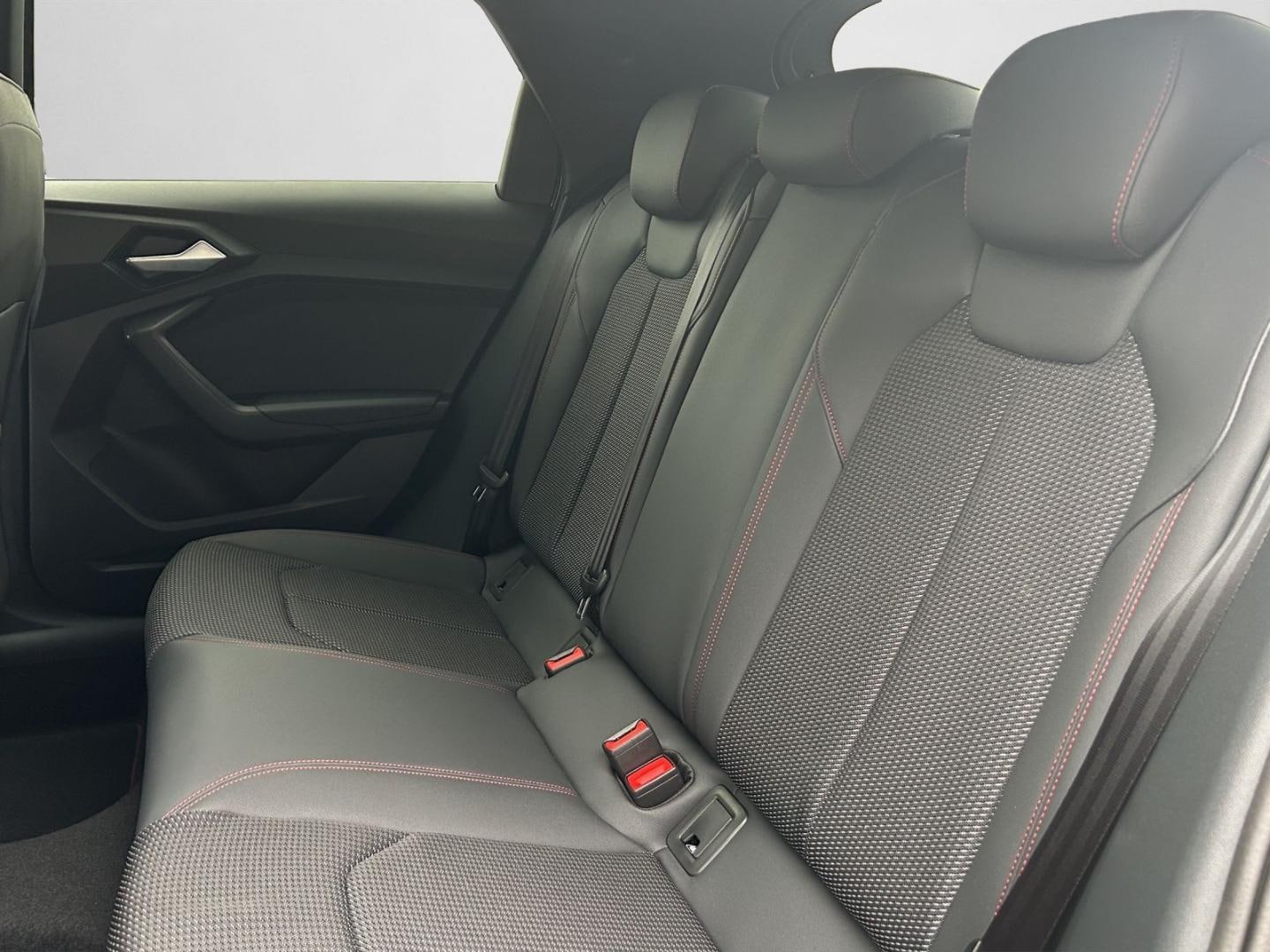 Bild über Audi A1 Sportback S line 30 TFSI S tronic - für weitere Informationen kontaktieren Sie den Audi Partner