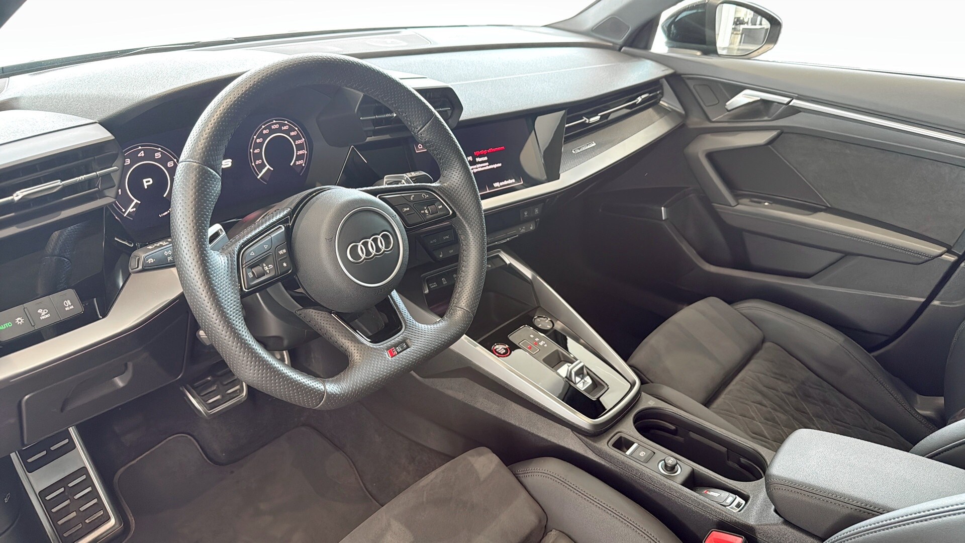 Bild som visar&nbsp;Audi RS 3 Sportback&nbsp;RS 3 Sportback 400 hk S tronic - för mer information kontakta din Audi Partner
