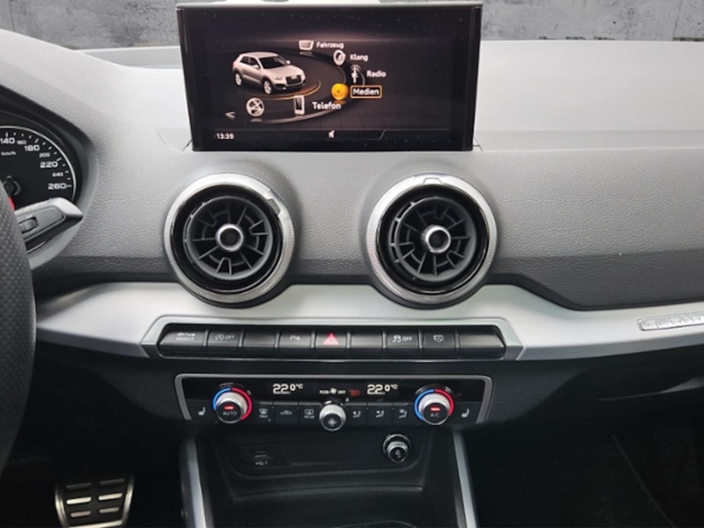 Bild über Audi Q2 S line 40 TFSI quattro S tronic - für weitere Informationen kontaktieren Sie den Audi Partner