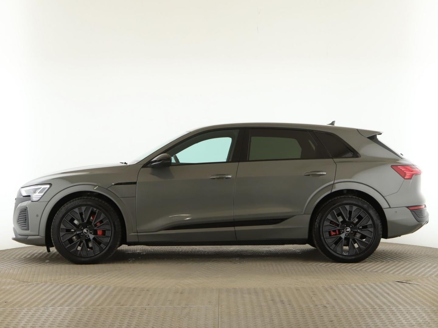 Bild über Audi Q8 e-tron S line 55 e-tron quattro - für weitere Informationen kontaktieren Sie den Audi Partner