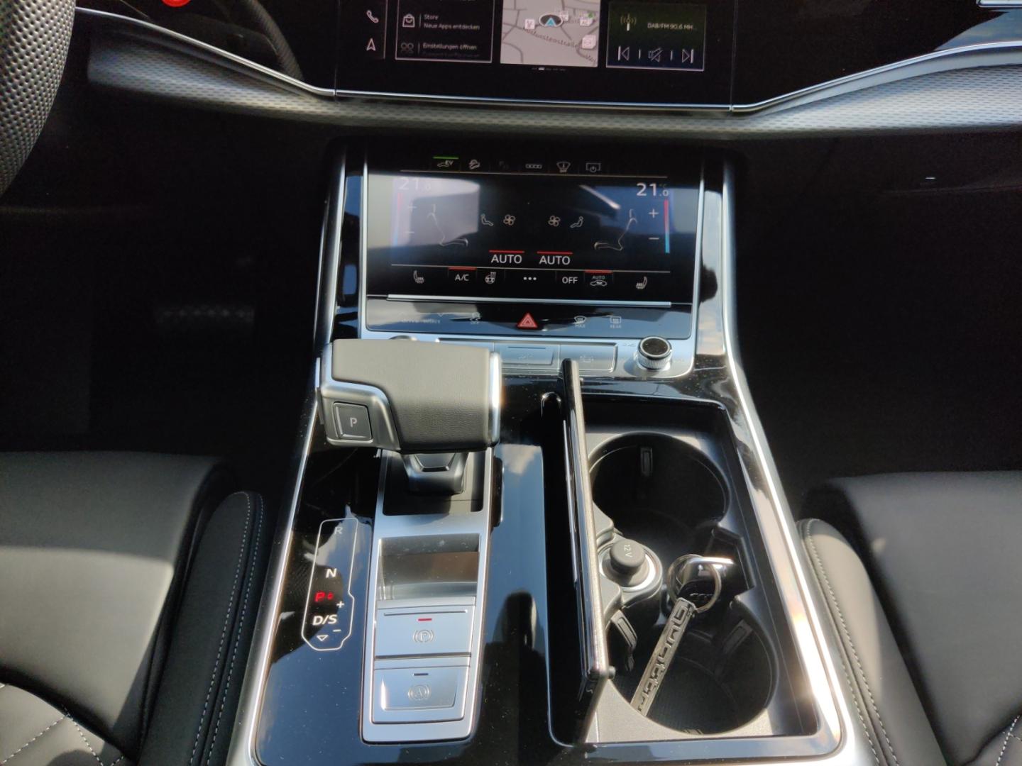 Image about Audi Q7 SUV TFSI e S line 60 TFSI e quattro tiptronic