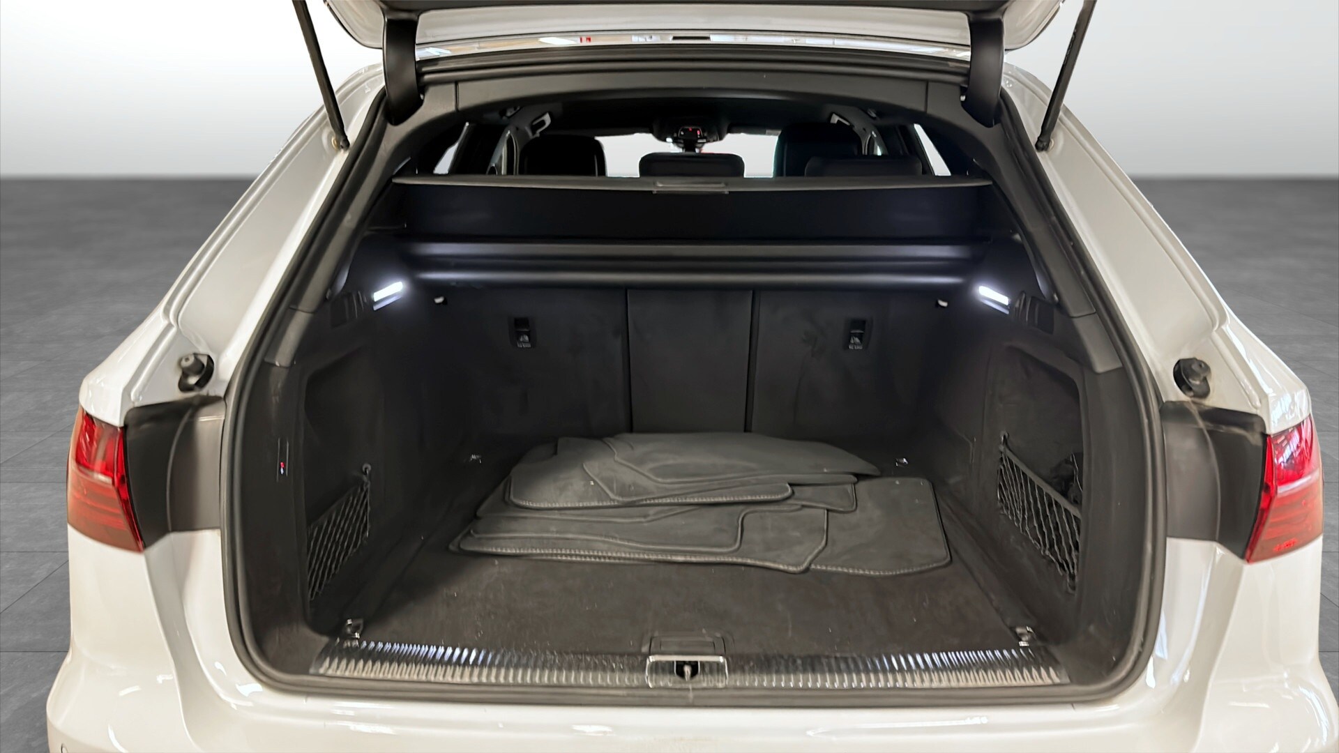 Bild som visar&nbsp;Audi A4 Avant&nbsp;A4 Avant 40 TFSI quattro S line 204 hk S tronic - för mer information kontakta din Audi Partner