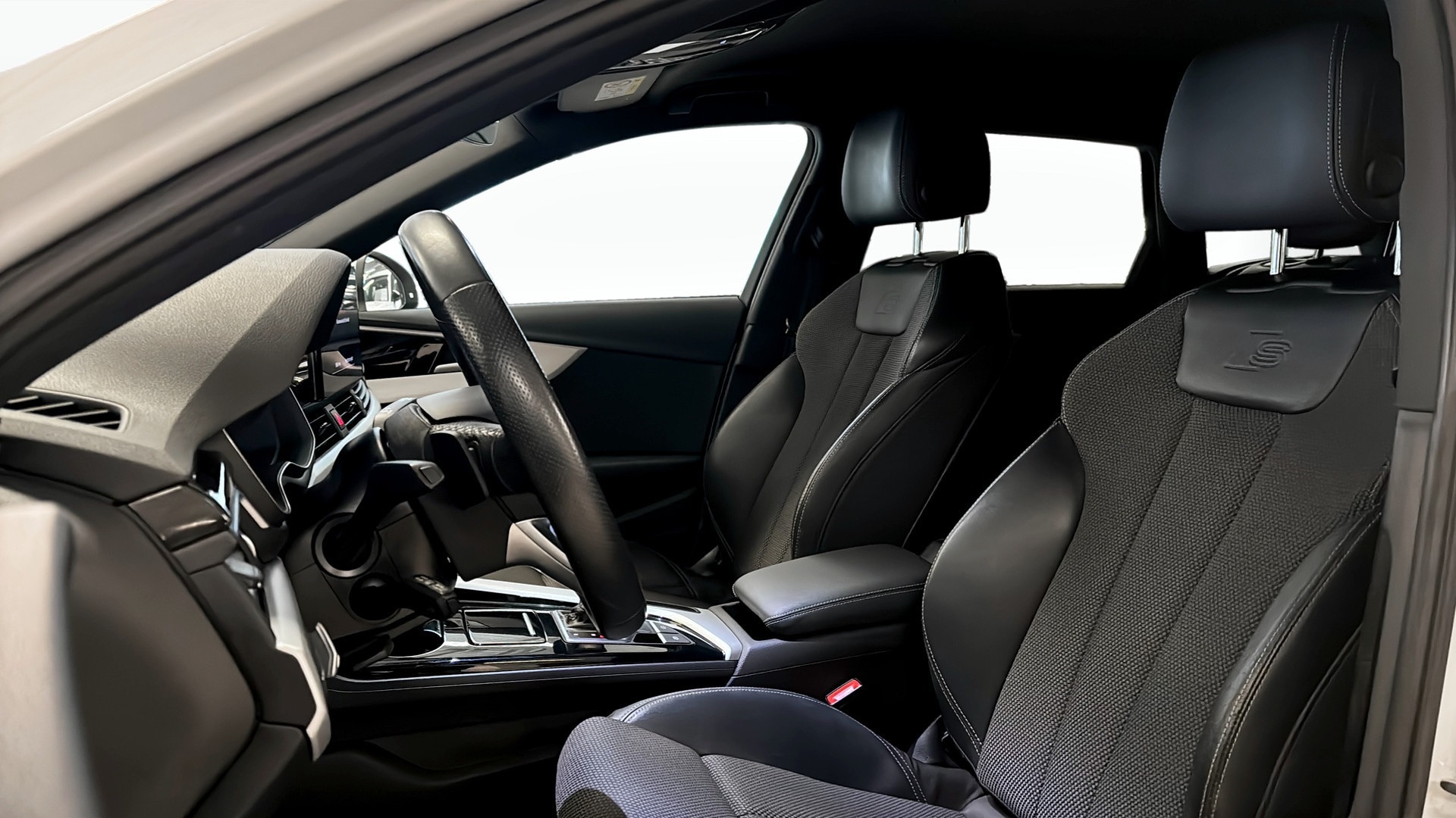 Bild som visar Audi A4 Avant A4 Avant 40 TFSI quattro S line 204 hk S tronic - för mer information kontakta din Audi Partner