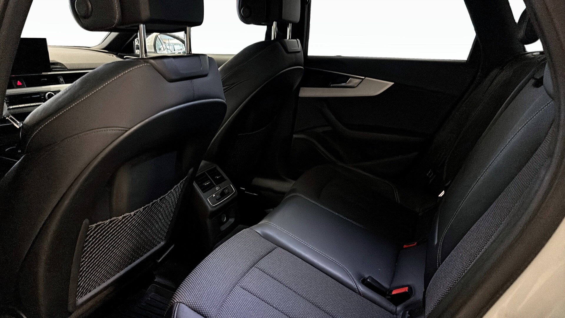 Bild som visar&nbsp;Audi A4 Avant&nbsp;A4 Avant 40 TFSI quattro S line 204 hk S tronic - för mer information kontakta din Audi Partner