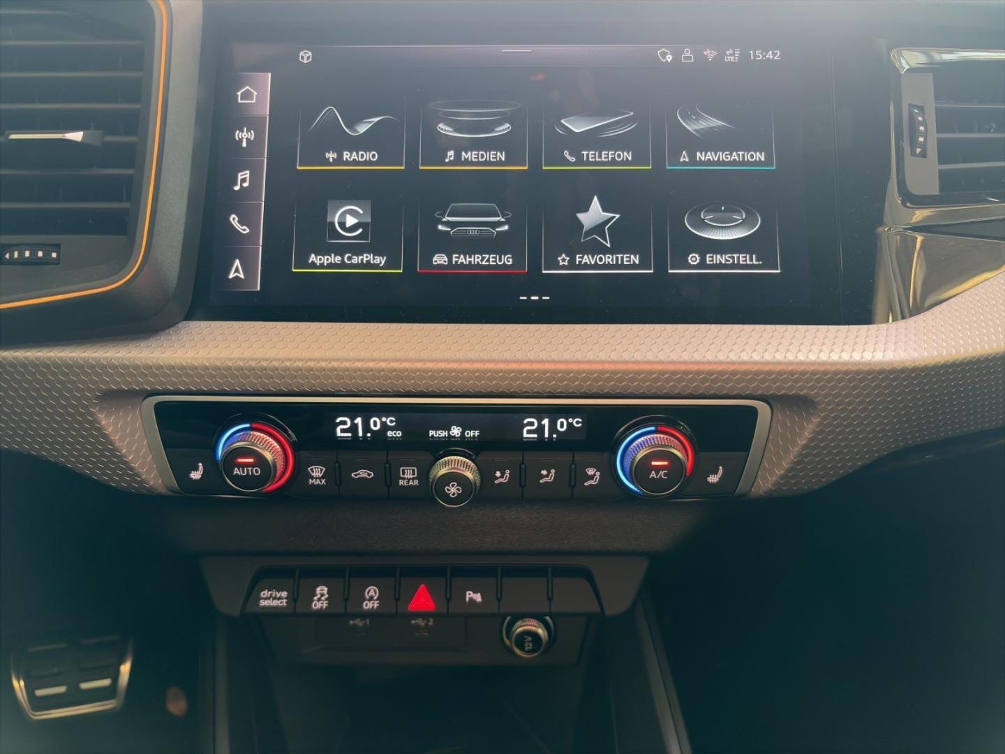 Bild über Audi A1 Sportback S line 30 TFSI S tronic - für weitere Informationen kontaktieren Sie den Audi Partner