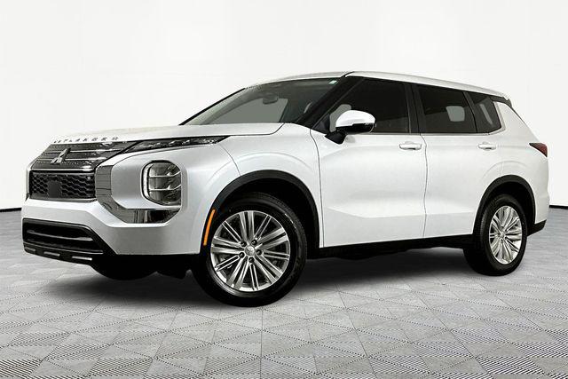 2024 Mitsubishi Outlander ES 2WD's photo