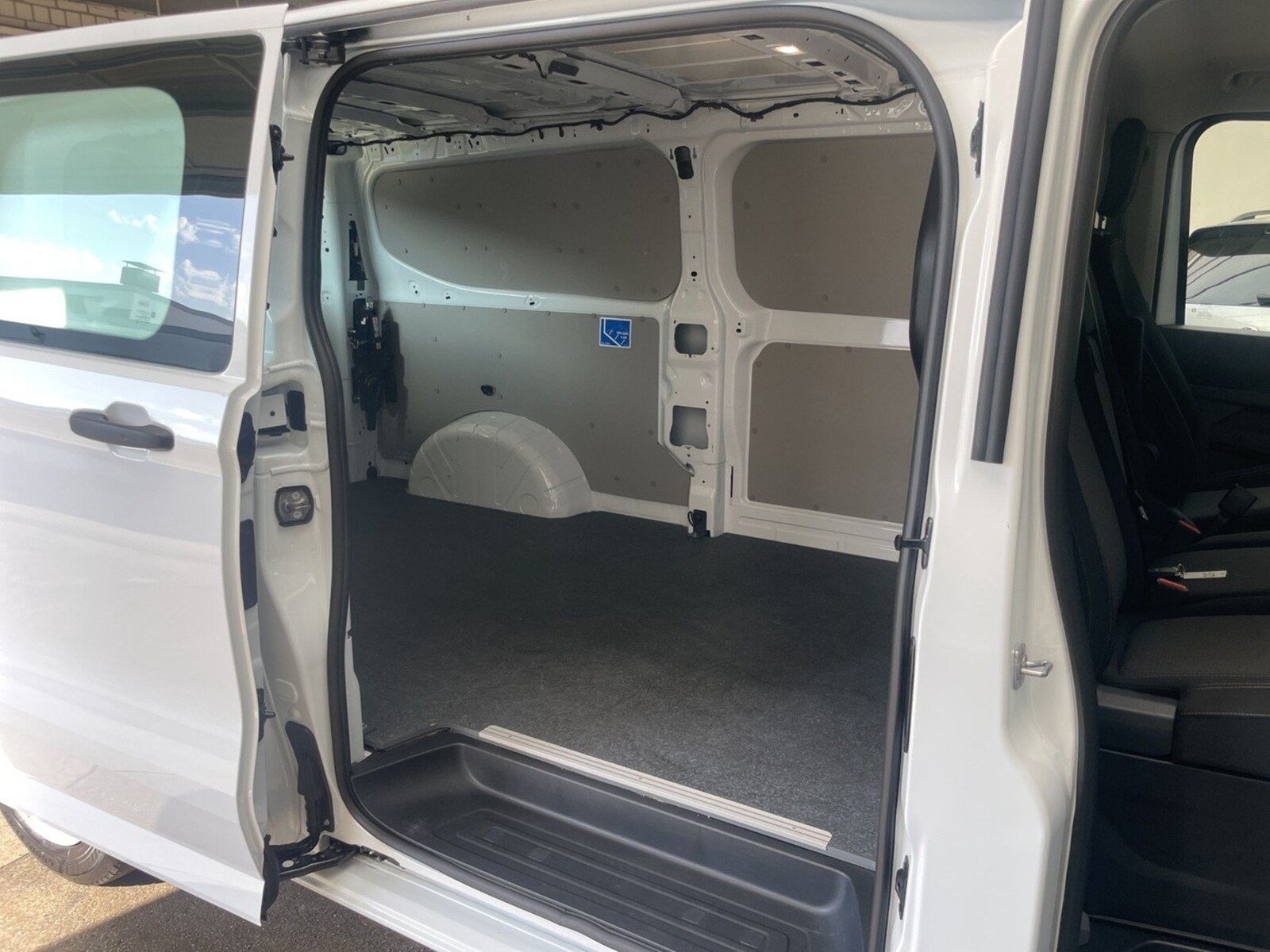 Volkswagen Transporter Kasten langer Radstand – Bild 10