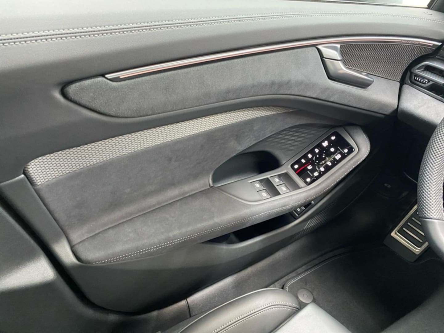 Bild über Audi A6 Avant TDI quattro 220 kW S tronic - für weitere Informationen kontaktieren Sie den Audi Partner