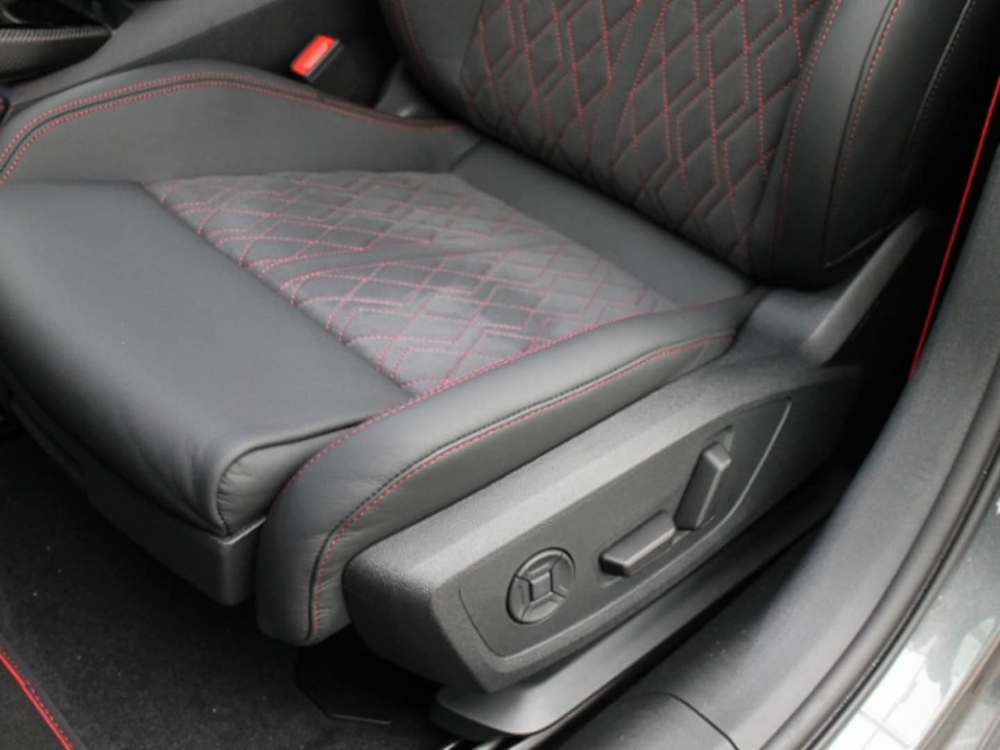 Bild über Audi A5 Avant TDI quattro 150 kW S tronic - für weitere Informationen kontaktieren Sie den Audi Partner