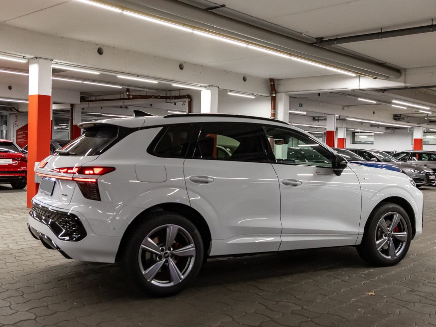 Bild über Audi Q3 SUV TFSI quattro 195 kW S tronic - für weitere Informationen kontaktieren Sie den Audi Partner