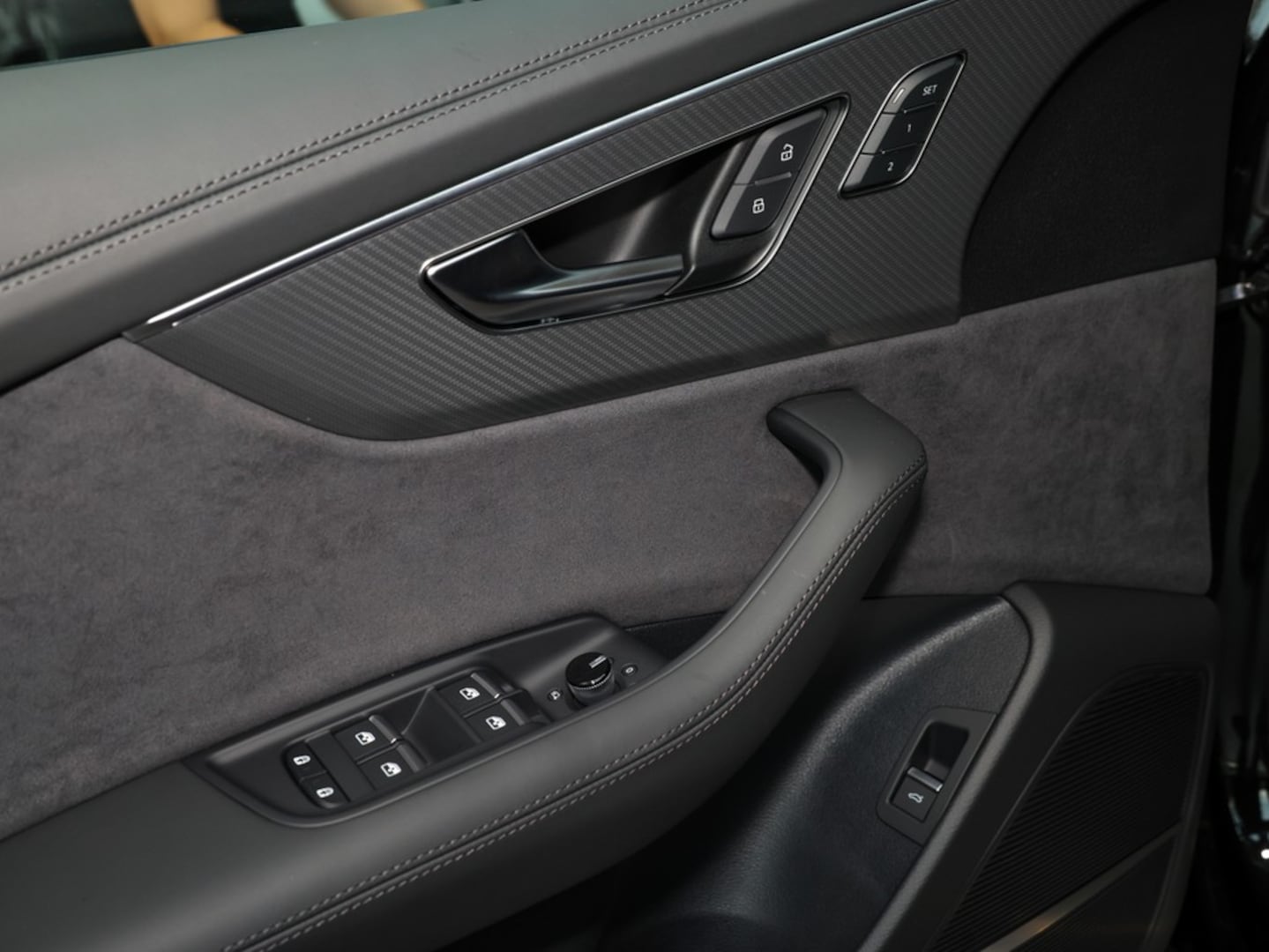 Bild über Audi RS Q8 SUV TFSI quattro 441 kW tiptronic - für weitere Informationen kontaktieren Sie den Audi Partner