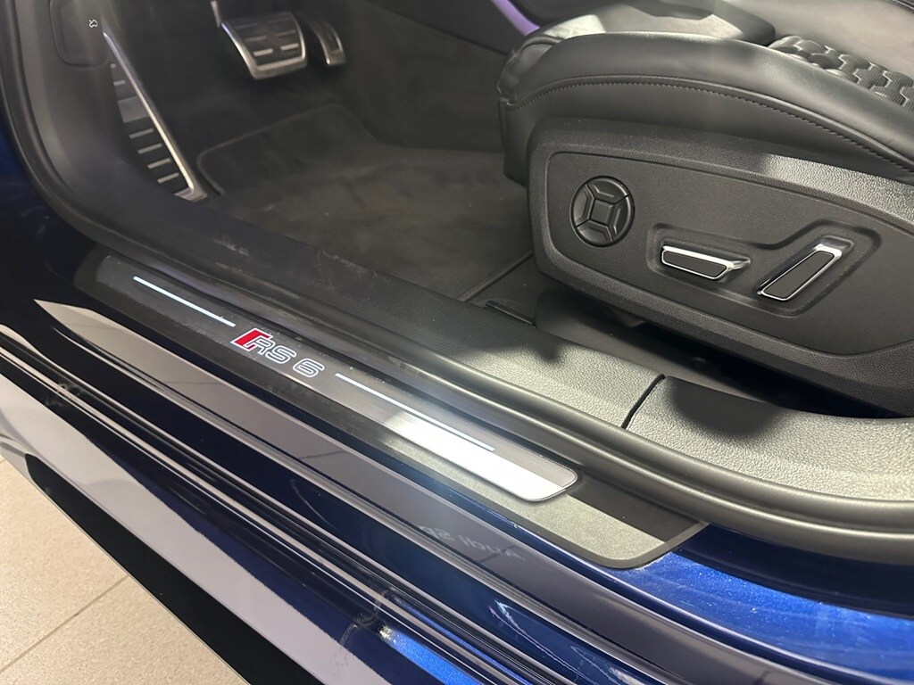 Bild som visar&nbsp;Audi RS 6 Avant&nbsp;RS 6 Avant 600 hk tiptronic - för mer information kontakta din Audi Partner