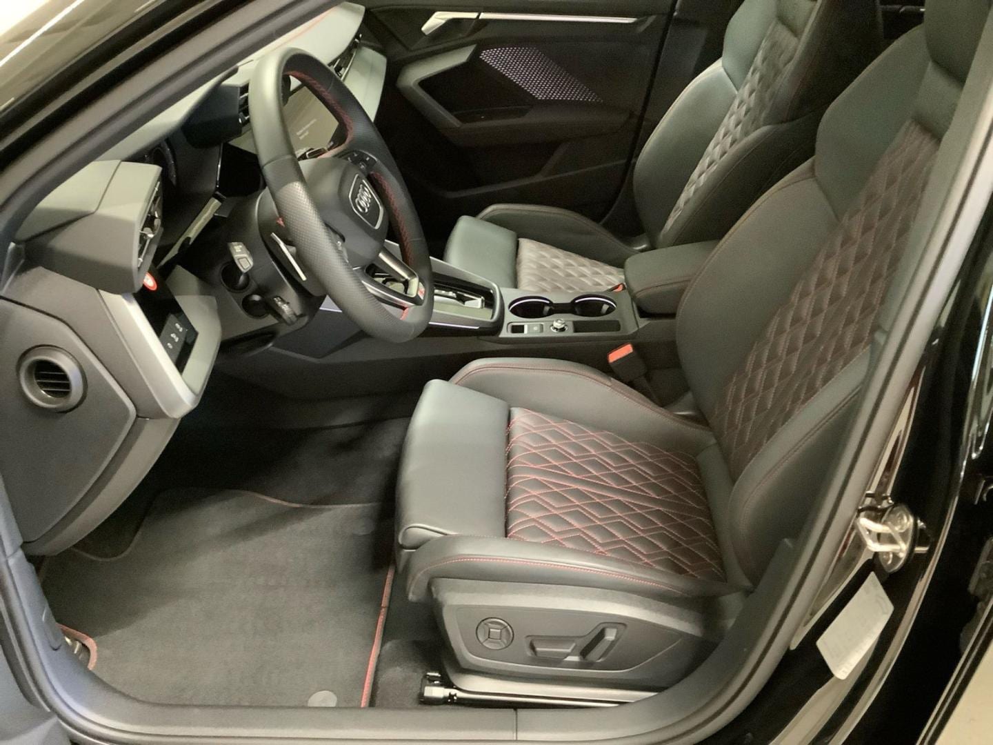 Bild über Audi A3 Sportback TFSI quattro S tronic - für weitere Informationen kontaktieren Sie den Audi Partner