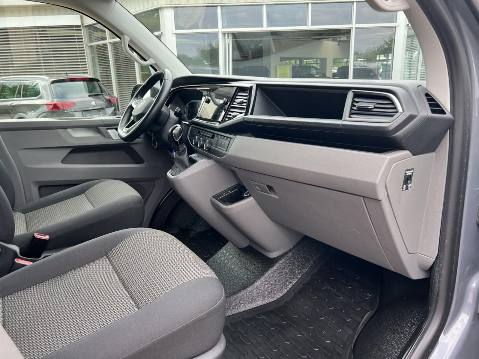 Volkswagen T6.1 Transporter Kombi langer Radstand