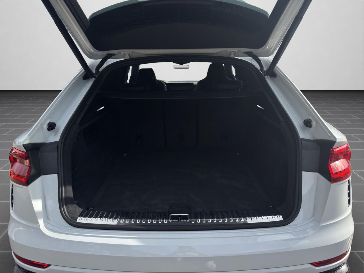 Bild über Audi RS Q8 TFSI quattro tiptronic - für weitere Informationen kontaktieren Sie den Audi Partner