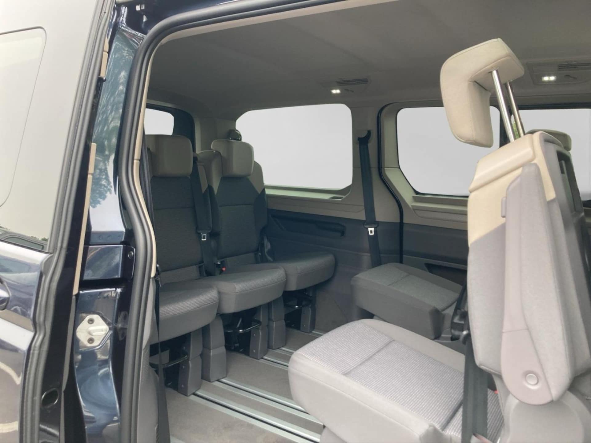 Volkswagen Multivan Langversion Basis-Modell