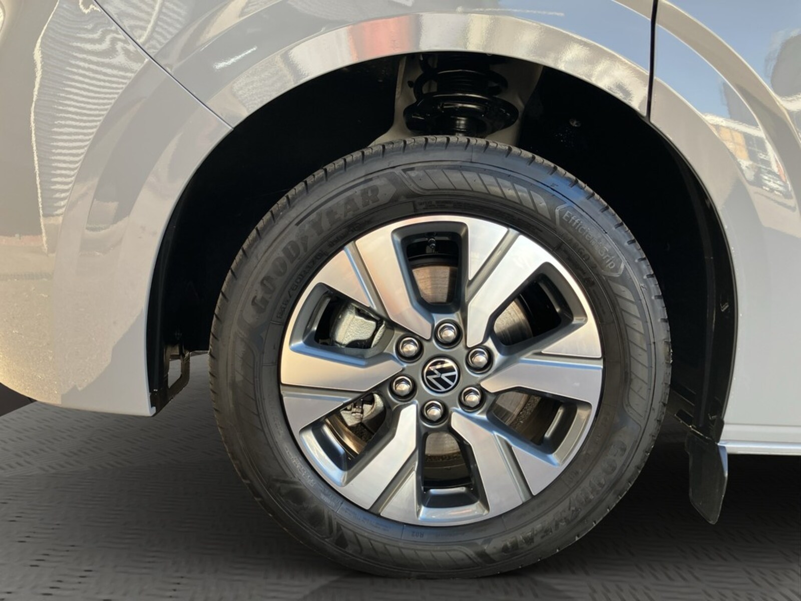 Volkswagen Transporter Kombi kurzer Radstand – Bild 3