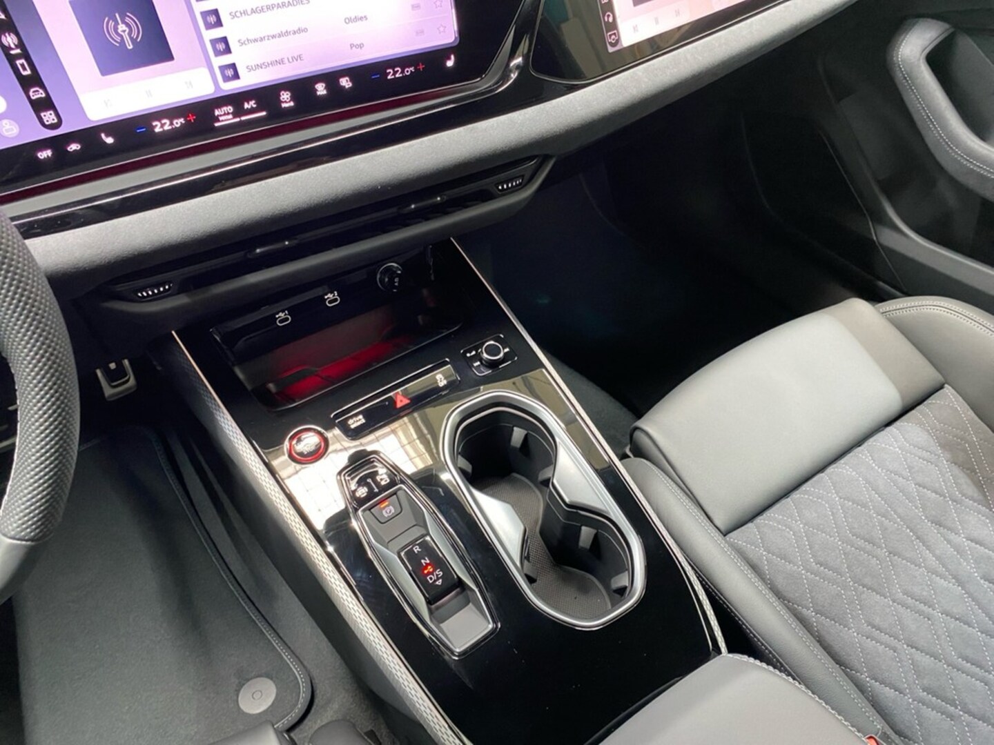 Bild über Audi A6 Avant TDI quattro 220 kW S tronic - für weitere Informationen kontaktieren Sie den Audi Partner
