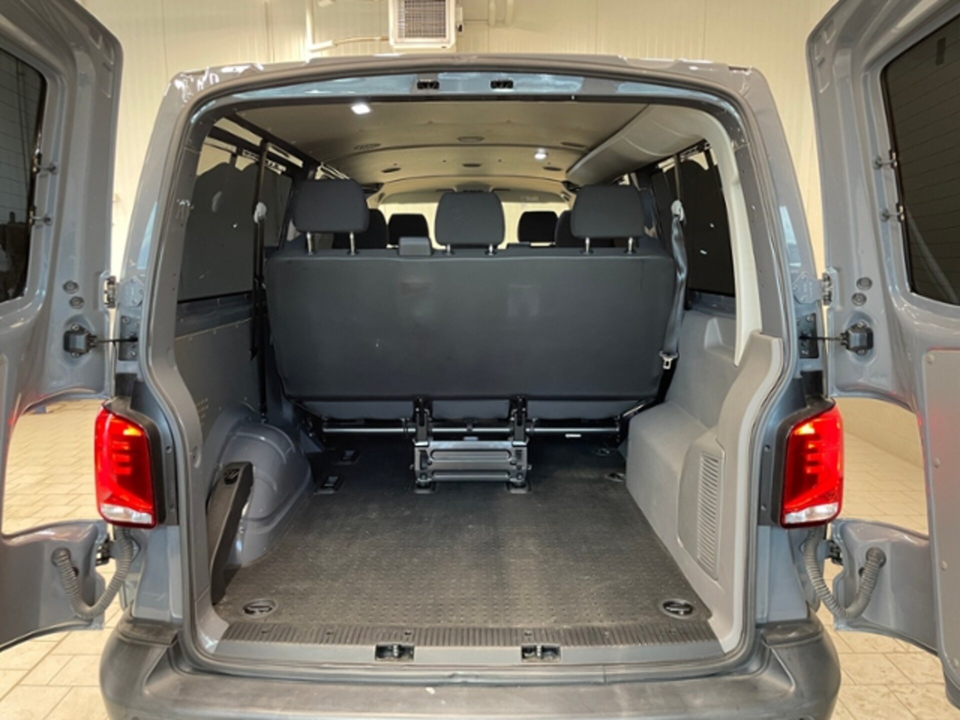 Volkswagen T6.1 Transporter Kombi langer Radstand