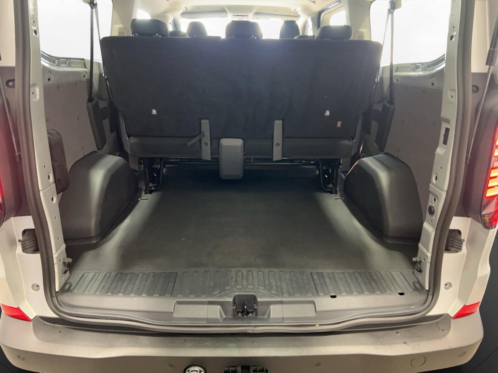 Volkswagen Transporter Kombi langer Radstand – Bild 15