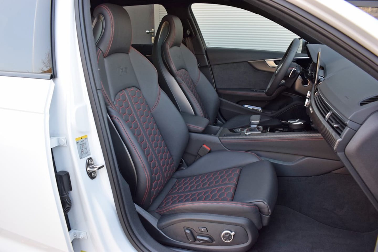 Bild über Audi RS 4 Avant TFSI quattro tiptronic - für weitere Informationen kontaktieren Sie den Audi Partner