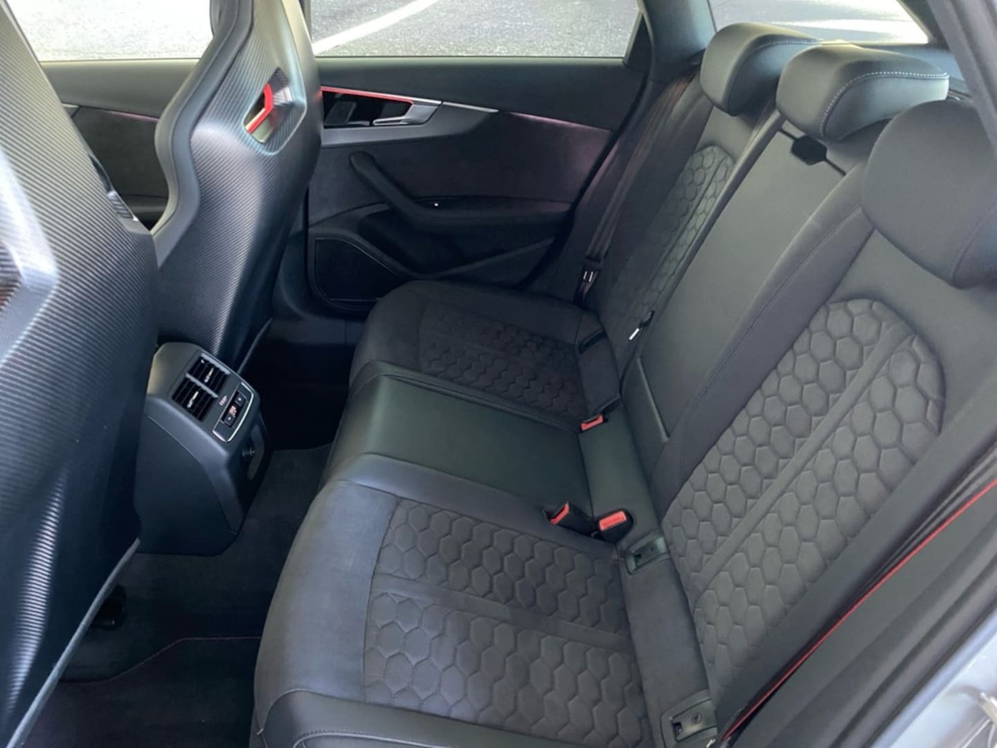 Bild über Audi RS 4 Avant TFSI quattro tiptronic - für weitere Informationen kontaktieren Sie den Audi Partner