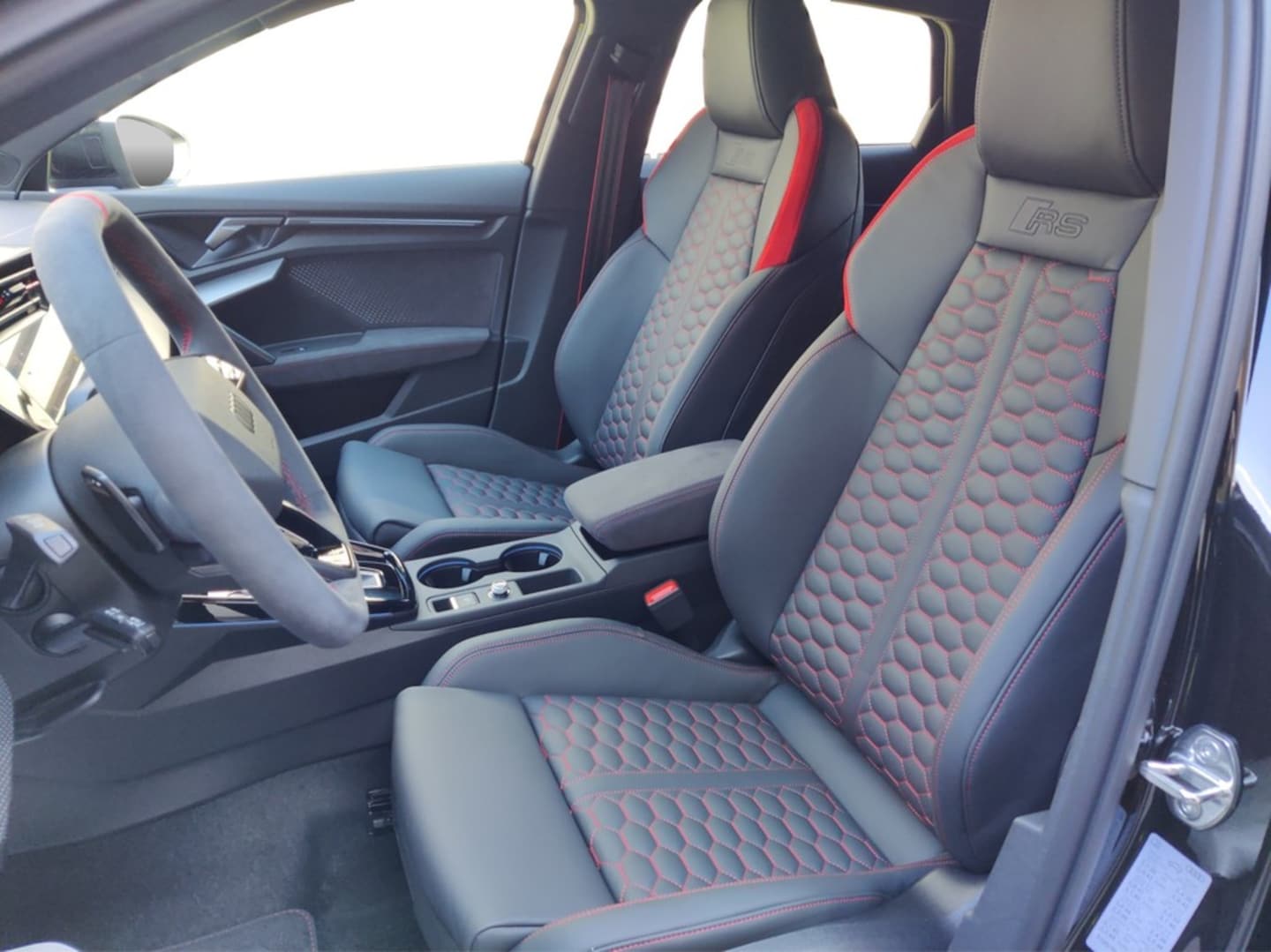 Bild über Audi RS 3 Sportback TFSI quattro S tronic - für weitere Informationen kontaktieren Sie den Audi Partner