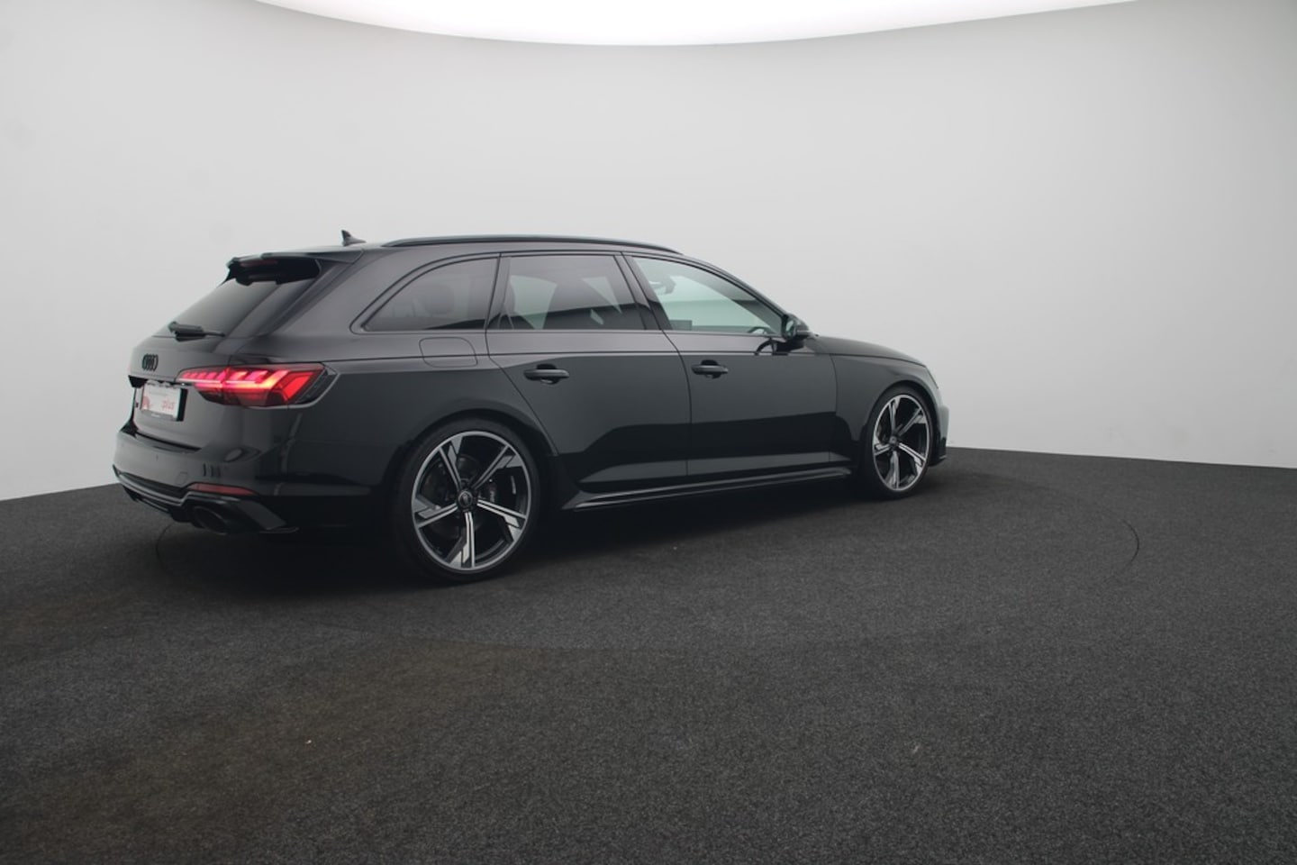 Bild über Audi RS 4 Avant TFSI quattro tiptronic - für weitere Informationen kontaktieren Sie den Audi Partner