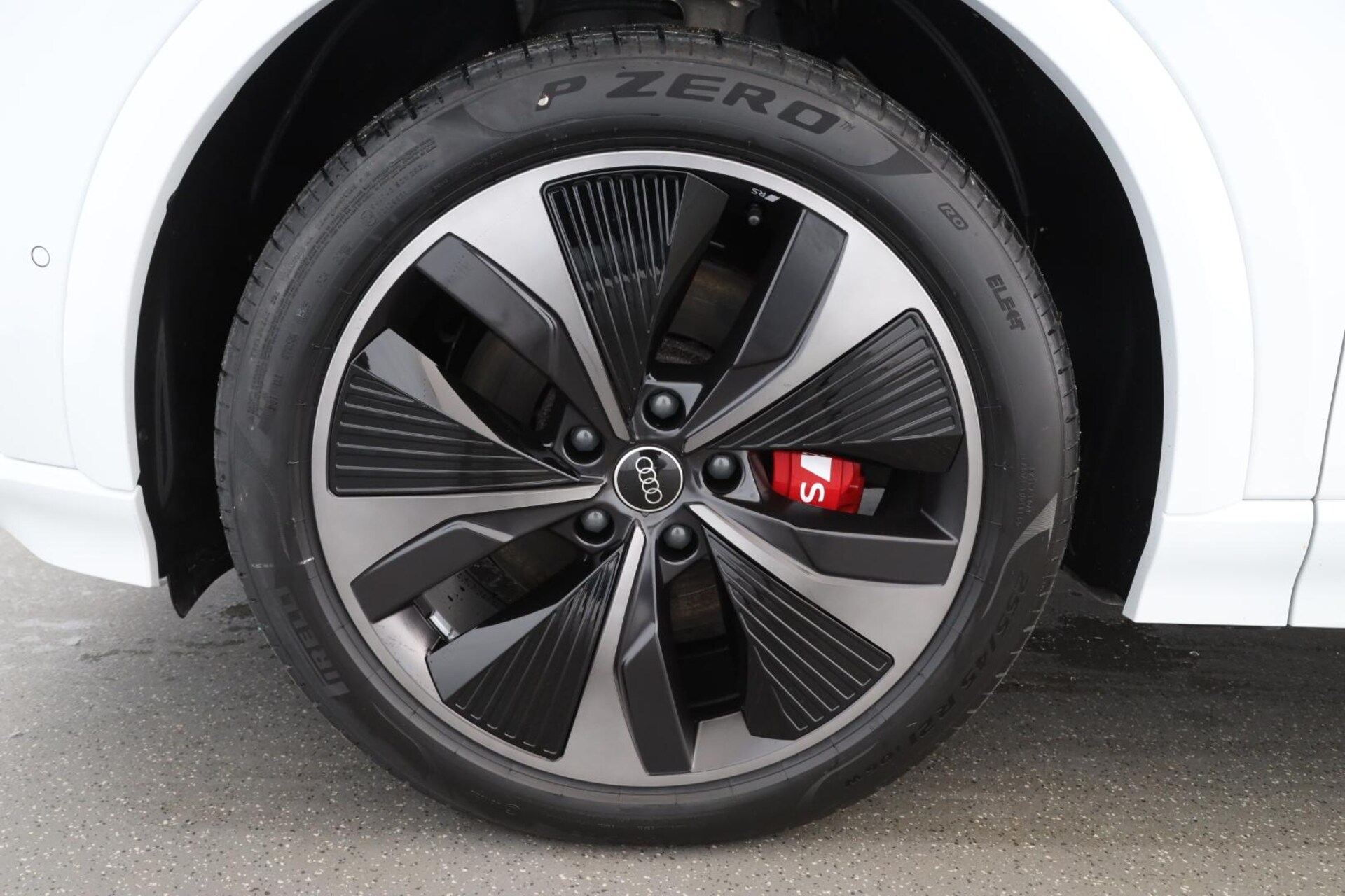 Audi SQ6 SUV e-tron