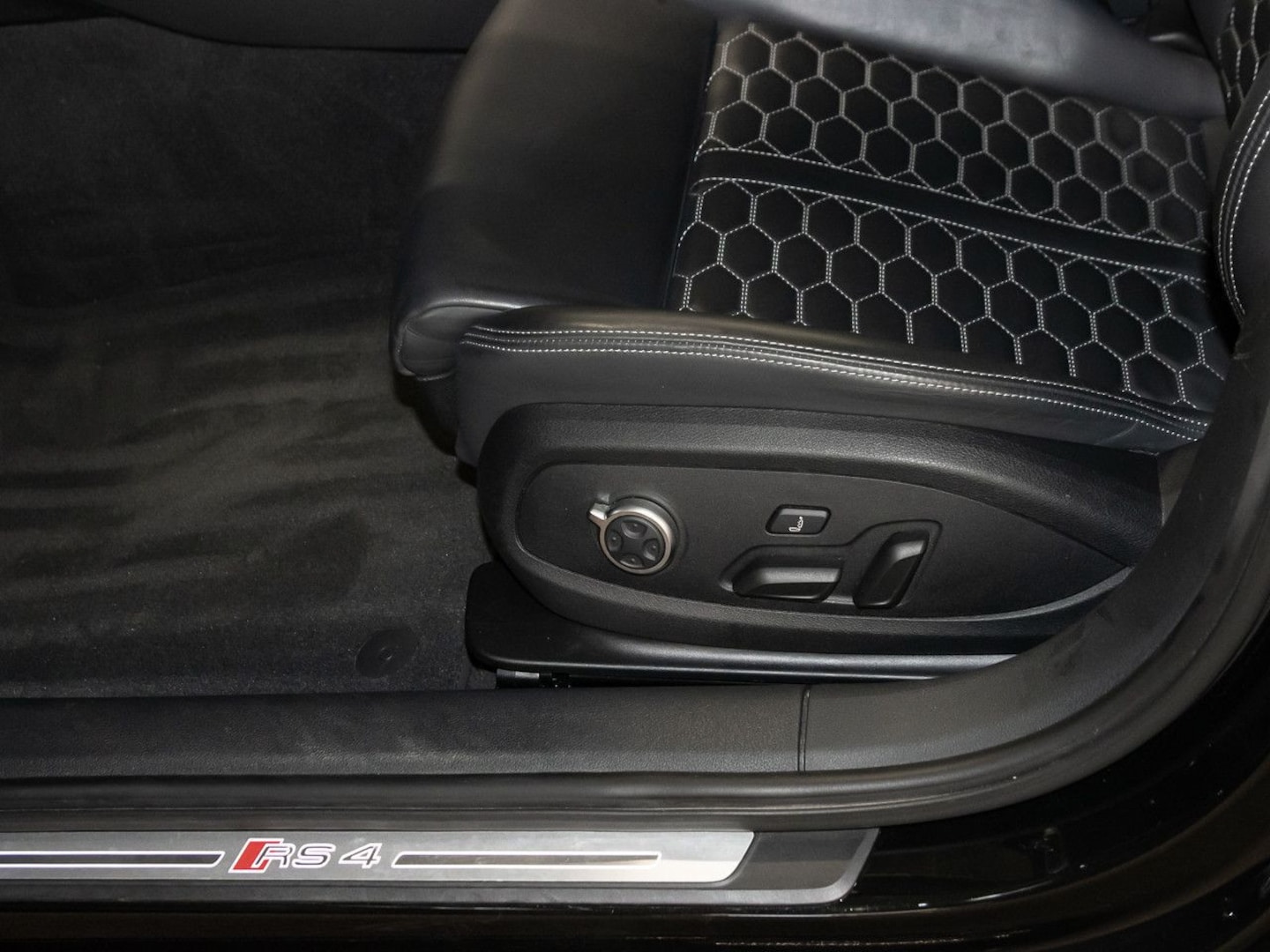 Bild über Audi RS 4 Avant TFSI quattro tiptronic - für weitere Informationen kontaktieren Sie den Audi Partner