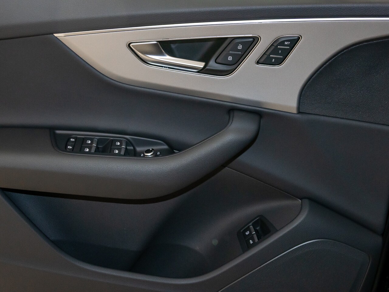 Image about Audi Q7 SUV TFSI e S line 55 TFSI e quattro tiptronic