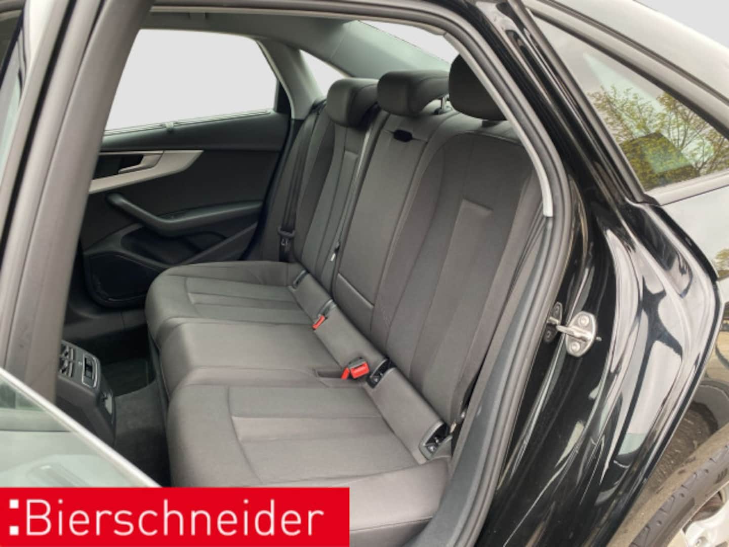 Bild über Audi A4 Limousine S line 35 TFSI S tronic - für weitere Informationen kontaktieren Sie den Audi Partner