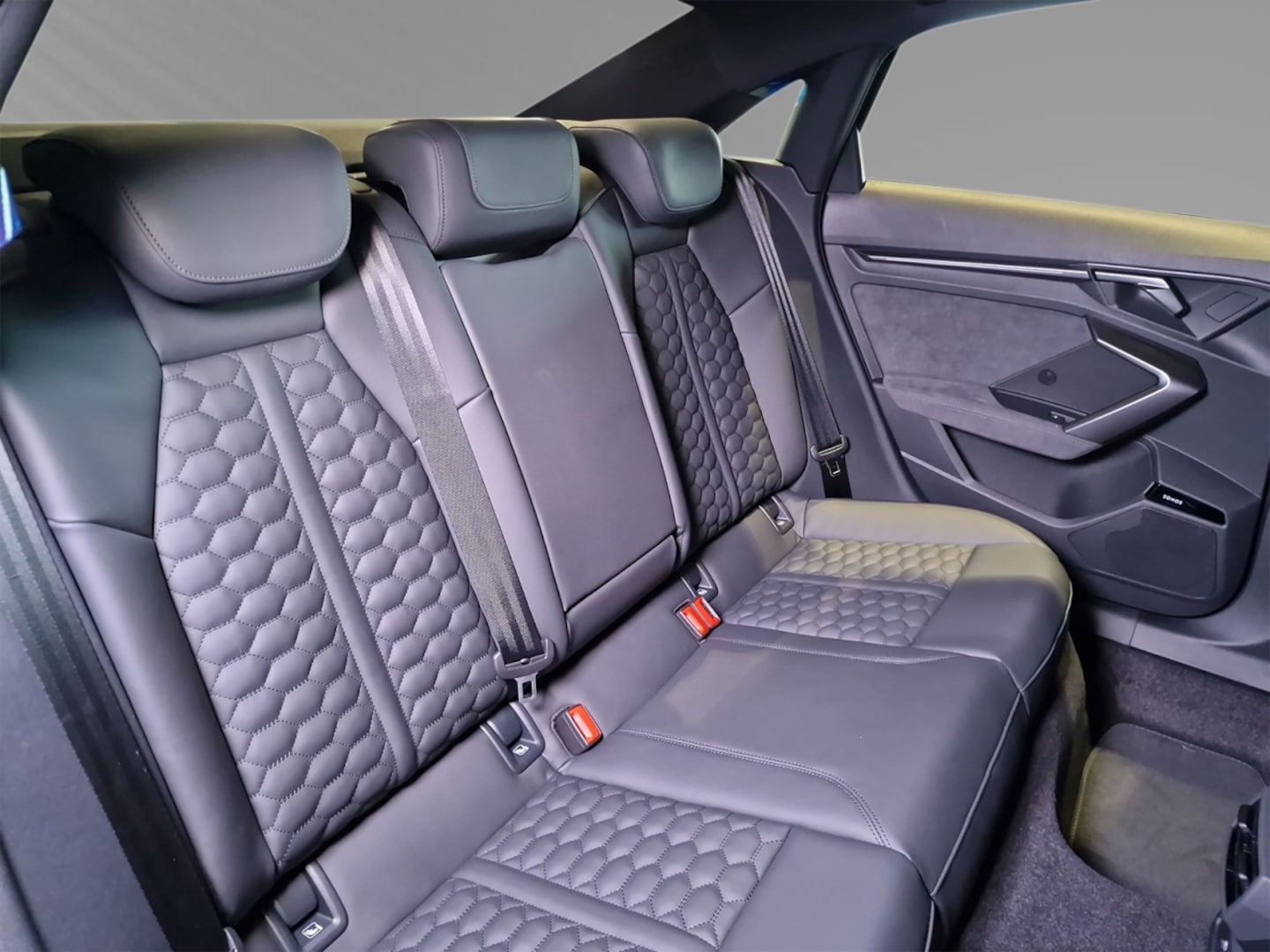 Bild über Audi RS 3 Limousine TFSI quattro 294 kW S tronic - für weitere Informationen kontaktieren Sie den Audi Partner